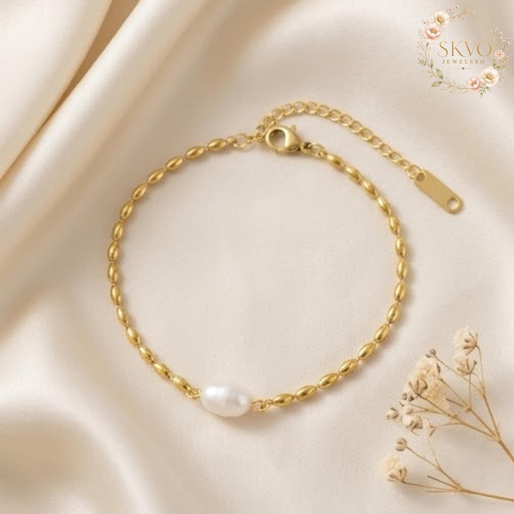 Pearl and Gold Chain Bracelet, Elegant Jewelry for Women, Fine Dainty Accessory, Gift for Her, Bridal or Everyday Wear