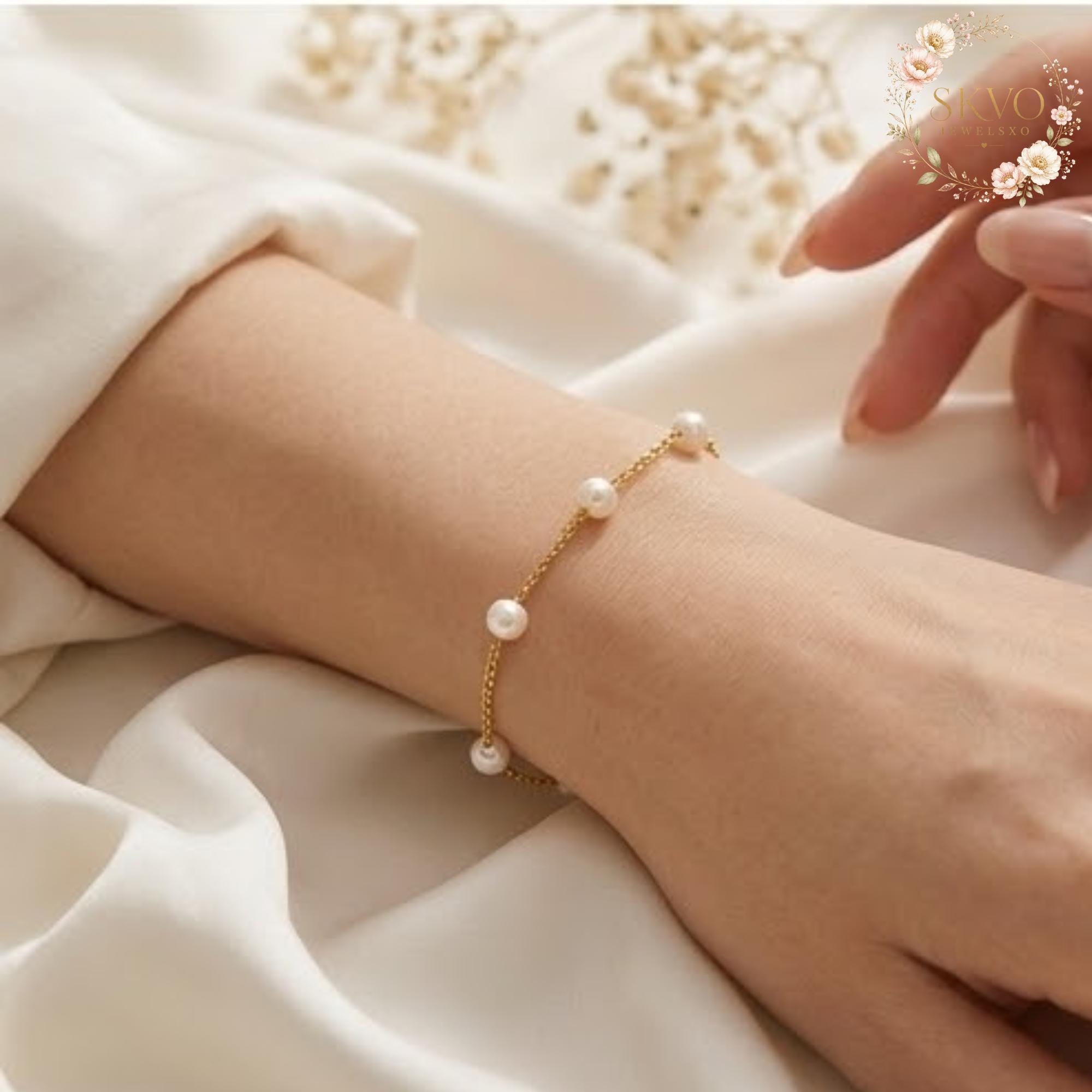 Pearl Charm Gold Chain Bracelet, Elegant Fine Jewelry, Bridal or Everyday Accessory, Gift for Her, Minimalist Style, Women's Wrist Jewelry