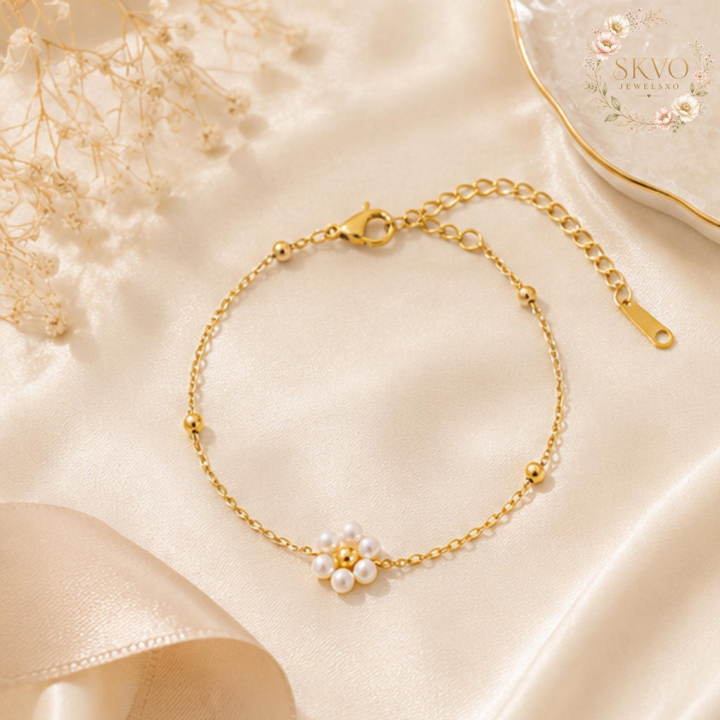 Pearl and gold bracelet, delicate jewelry, minimalist bracelet, wedding accessory, gift for her, dainty jewelry, elegant bracelet